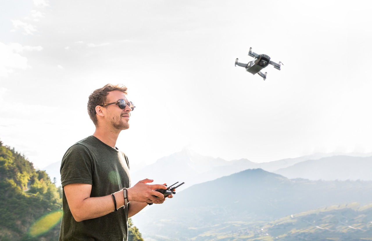 DJI Mavic 4 Pro – Bundle Créateur : le pack ultime pour filmer en qualité cinéma (sans compromis) 3 drone, man, drone pilot, copter, quadrocopter, remotely controlled, flying camera, flying object, young man, hobby, photographer, aerial photographs, mountains, nature, aerial photography, drone, drone, drone, drone, drone