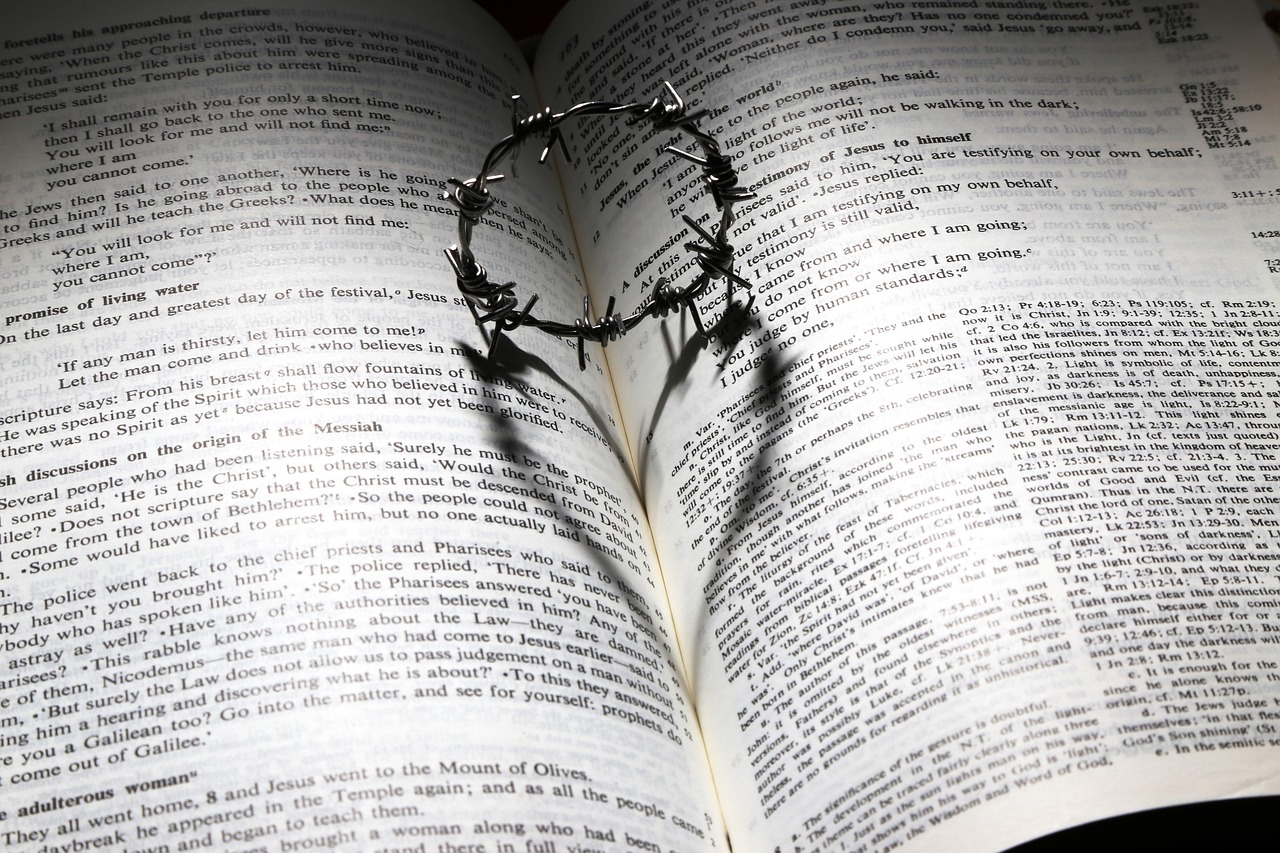 crown, thorns, happy easter, love, cross, heart, bible, shadow, easter, good friday, sacrifice, symbol, religion, pray, faith, sorrow