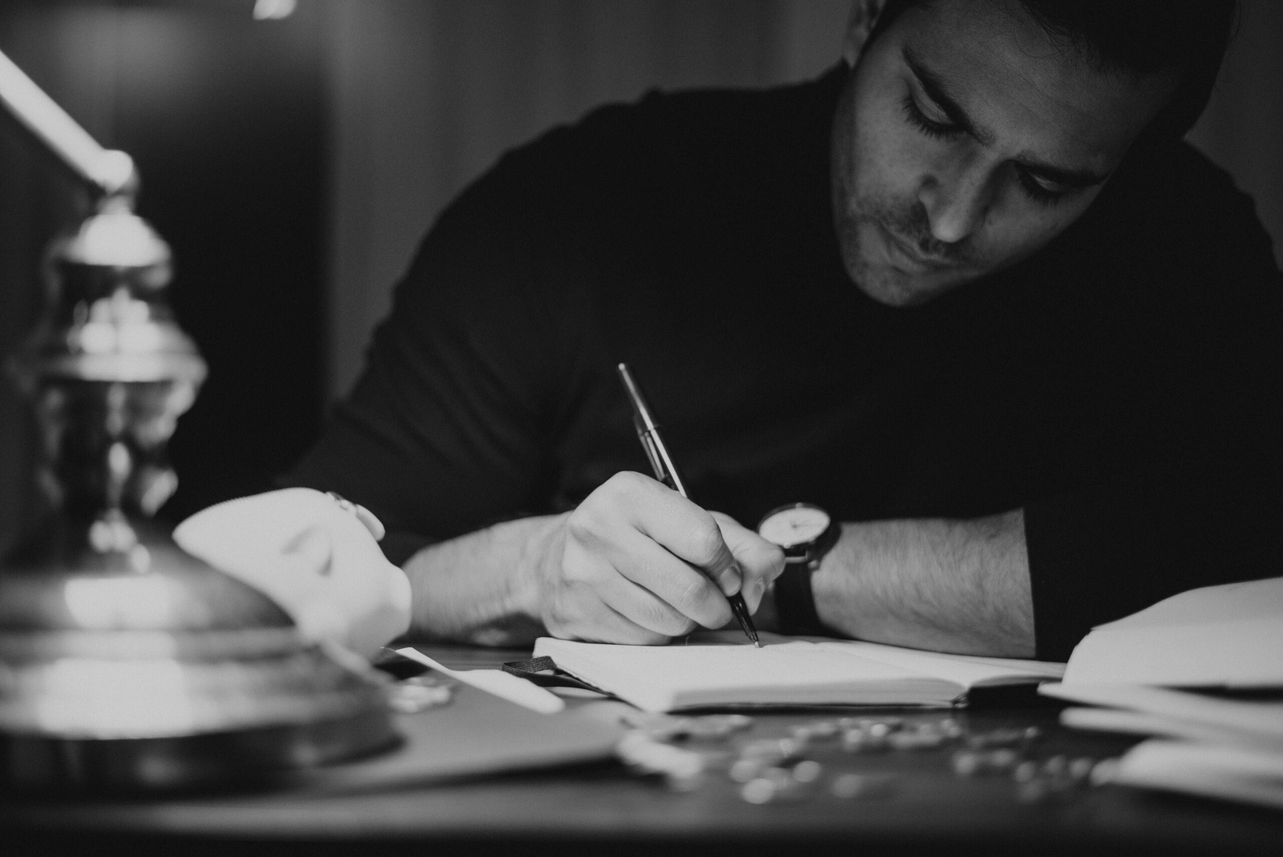 50 conseils d’écrivains pour mieux écrire, mieux penser son livre, et aller jusqu’au bout 3 Crop concentrated male write in dark clothes taking notes in notepad while sitting at desk in home office